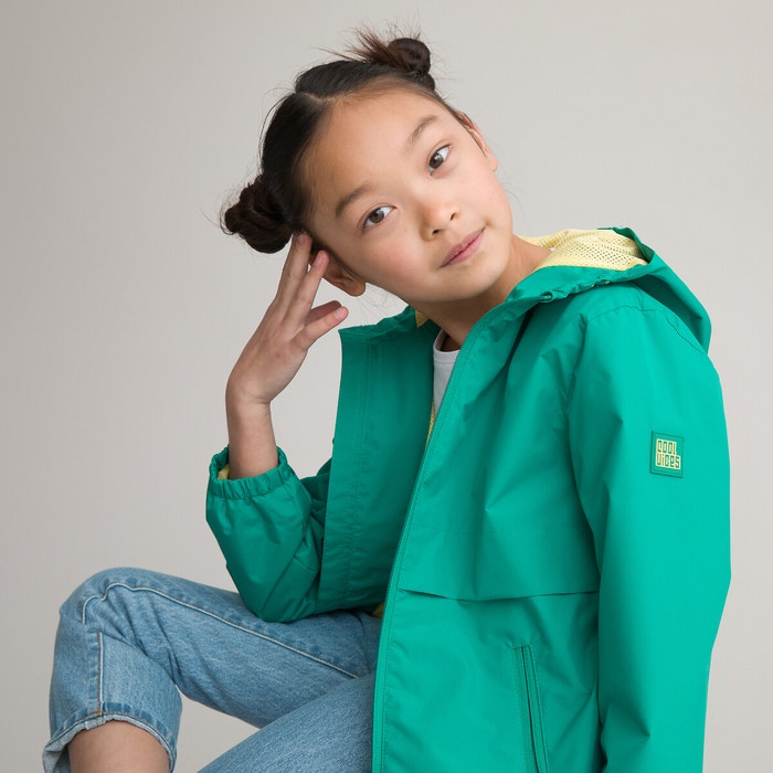 Ветровка с капюшоном